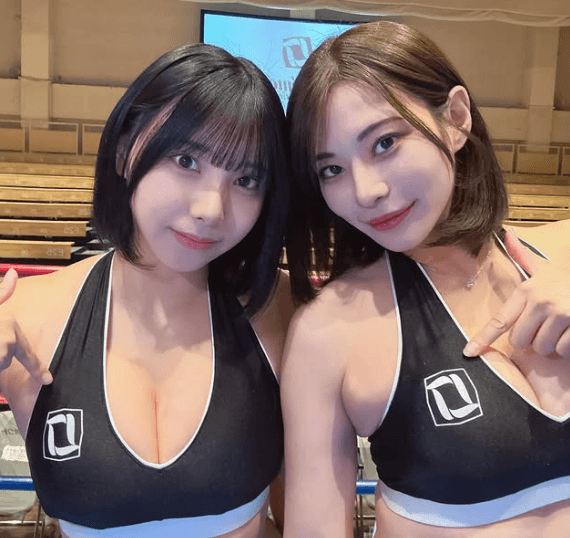 「とても素敵なツーショット」人気ラウンドガール、リングそばで魅せた”ダブル美女・インパクト”にファンTKO！「めっちゃ可愛い」