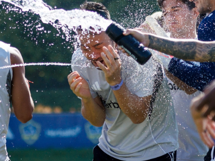 「水かけセレモニー」で祝福！吉田麻也、LAで迎えた誕生日に仲間の愛が炸裂