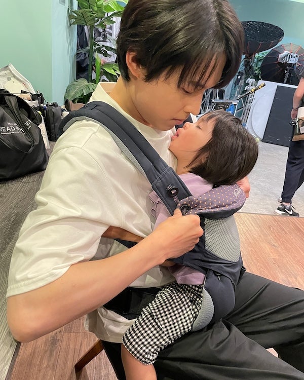 松村北斗の抱っこ紐姿が話題殺到「こんな旦那さんだったら最高」