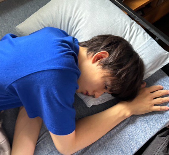 『トリリオンゲーム』出演中！佐野勇斗のお眠なショットが話題😪「ガクの寝起き可愛い😍」