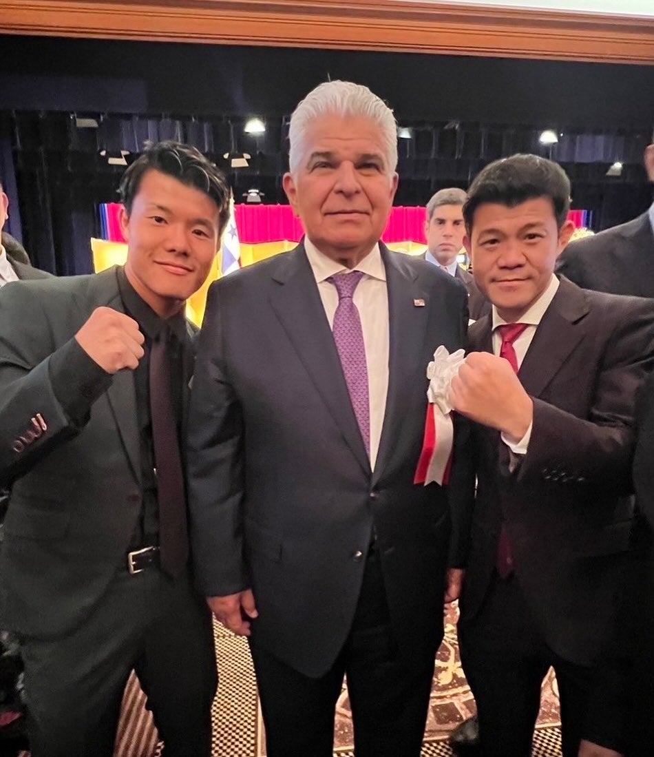 亀田興毅＆京之介が“外交の場”に登場　パナマ大使館の式典に出席