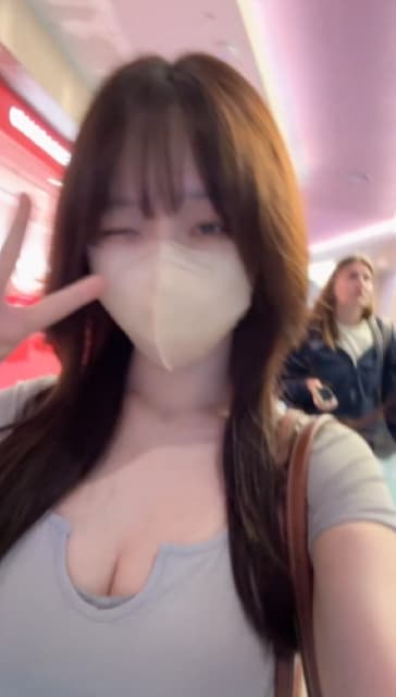 「上海ついた！」伊織もえがイベントで上海へ！歩く姿がセクシーと話題