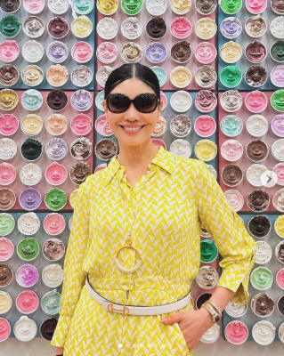 バラエティ番組でお馴染みの超人気モデルが夫婦での自撮りショットを披露  SNS騒然