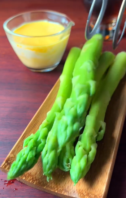 「初めて見た」と話題に！料理研究家・けんた食堂のアスパラの茹で方がオリジナルすぎる！？