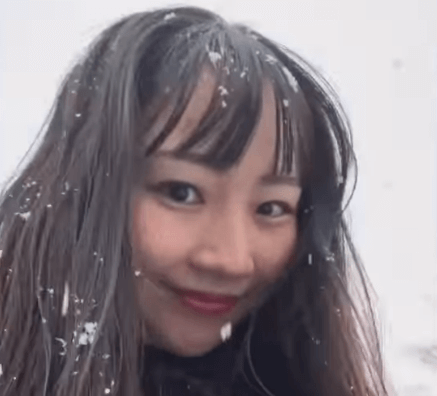 「めちゃくちゃ可愛い」美女ゴルファー・鈴木真緒、吹雪が美髪に積もるムービー＆ゴルフ場の”レアなドタバタ劇”を公開し反響続々！