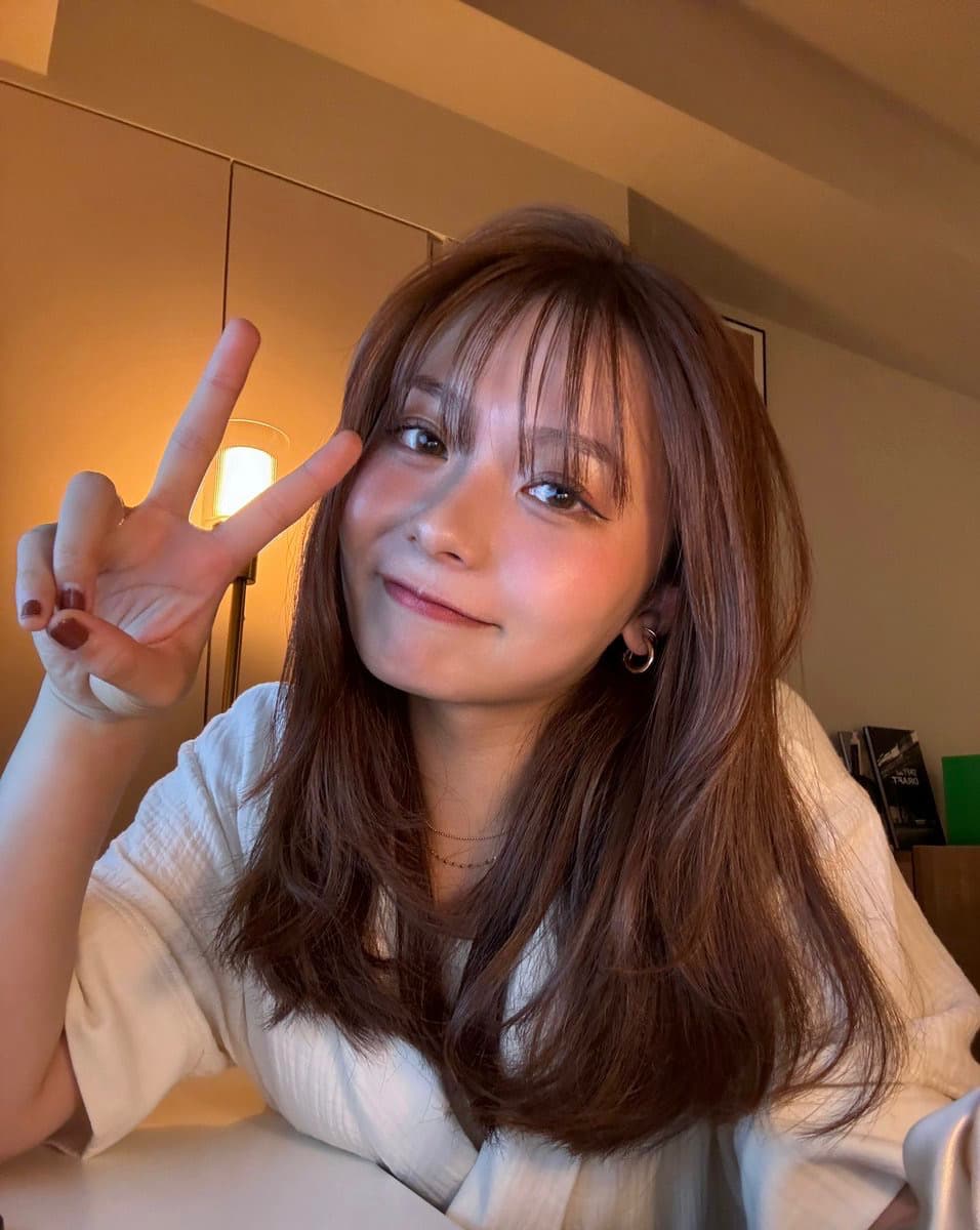 足立佳奈の“ピースショット”が話題に「おやすみ前の癒し」