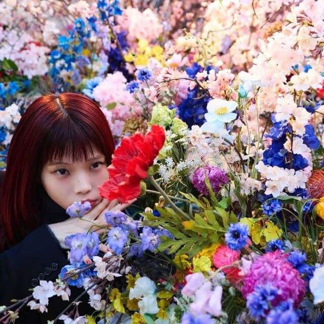 美しくも狂おしい、花の迷宮。アイナ・ジ・エンドと蜷川実花が創る幻想