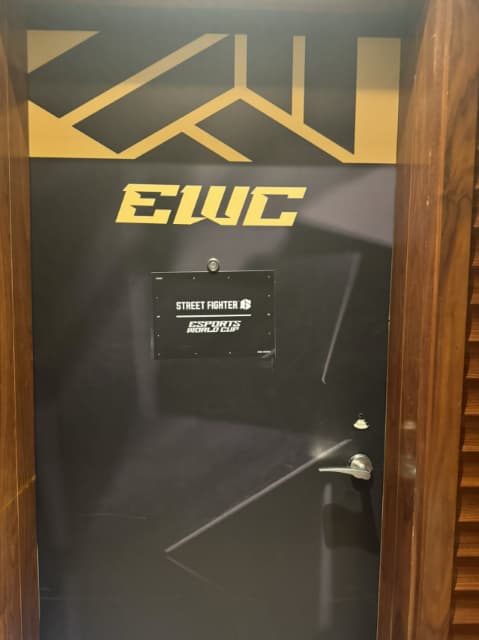 「扉からカッコイイ！」プロゲーマー・ふ～どがEWCの練習部屋へ！高級感のある仕様に感激