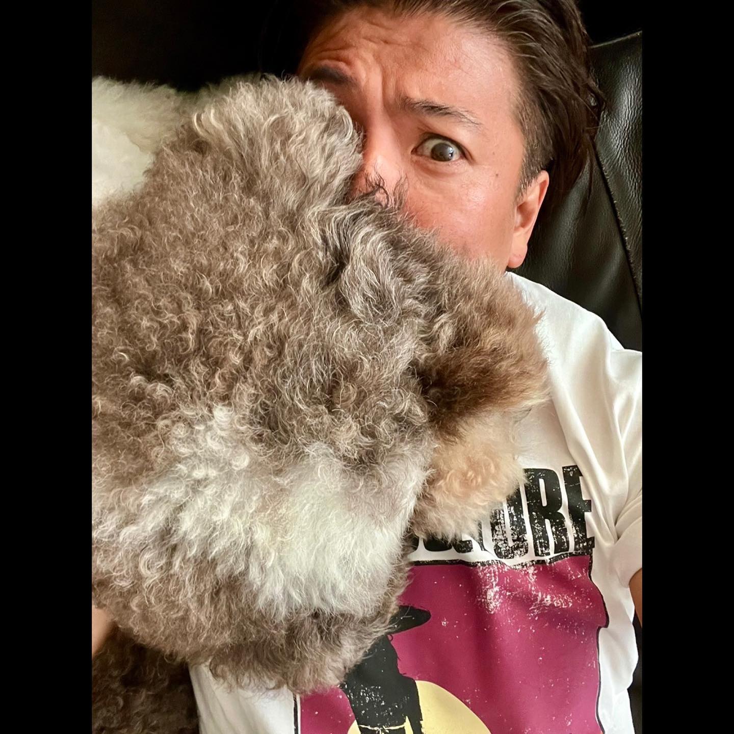 「エトくん……。息がしづらいっす❕」木村拓哉の上で愛犬がお昼寝💤