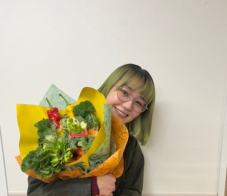 奈緒　個性派グリーンボブ＆野菜の花束でクランクアップ！！似合いすぎると話題に