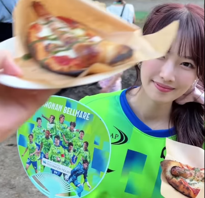 「アイライク・イート！」サッカー美女子、グルメで”顔コテン・キュートムービー”を披露！「この食いしん坊め〜」