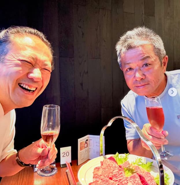 パティシエ鎧塚俊彦、マンゴー農園の川崎氏と調理部メンバーでしゃぶしゃぶを満喫！