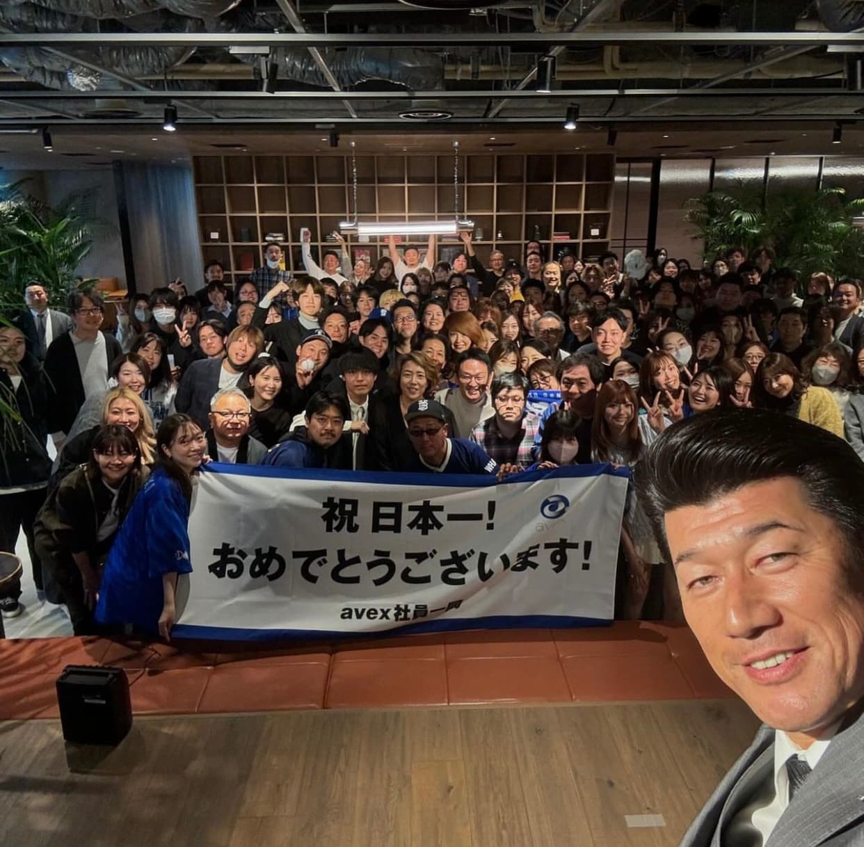 DeNA三浦大輔監督 avex本社へ優勝報告！