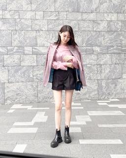 「二児のママと思えない…」美人モデル 年齢感じさせない超美脚ショットにファン釘付け