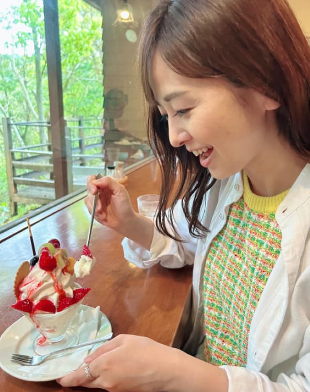 中谷しのぶが満面の笑みでパフェを楽しむ「おいしかったー！」
