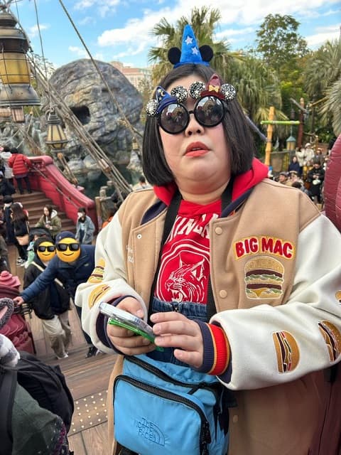 「なんかずっと見てられる…。」人気女性芸人がディズニーを楽しむ姿が話題に