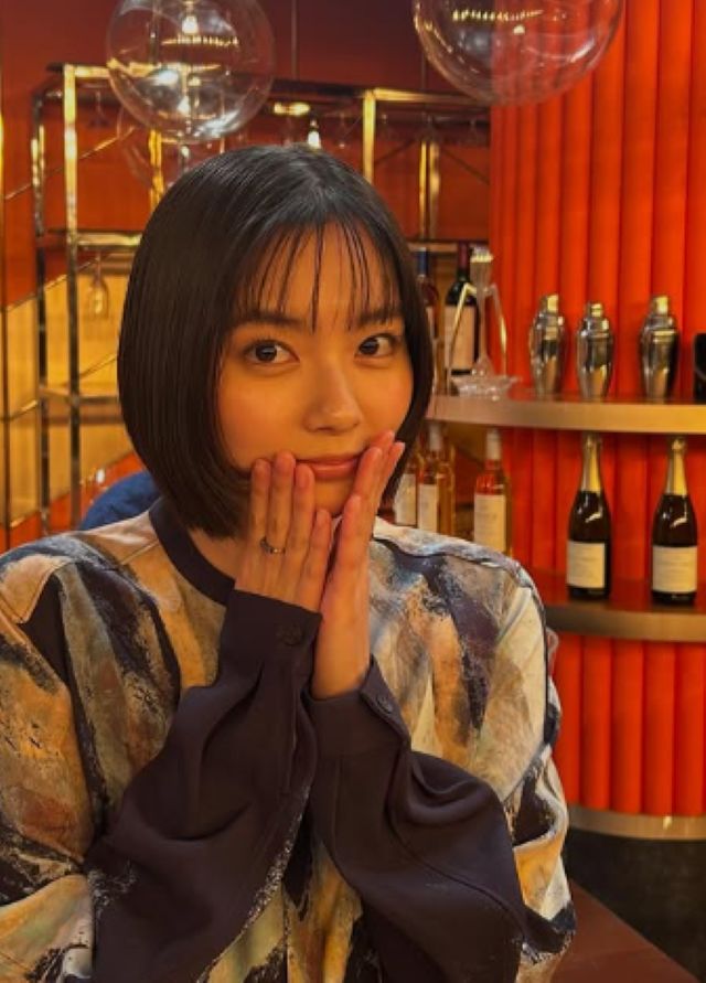 大人っぽさ全開！新川優愛が「ダマってられない女たち」のオフショットを公開