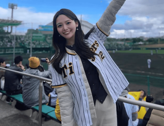 「晴天に映える美女…誉まれ高し！」美しすぎと評判の野球女子、”ユニフォーム姿の美麗姿”にファンうっとり