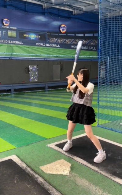 バントからの豪快フルスイング！激カワ二刀流アイドル、ミニスカスタイルのバッセンムービーに「うまっ！」