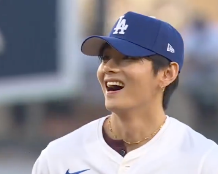 BTS「V」がドジャース戦始球式に登場！捕手役の山本由伸に