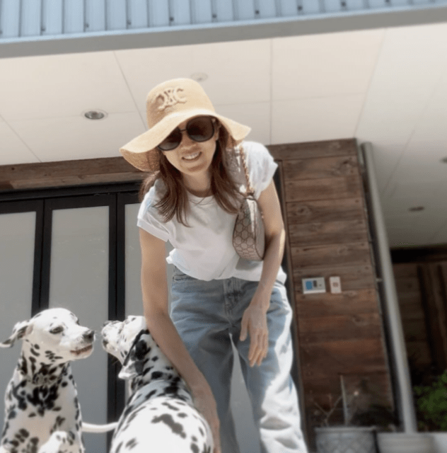 「とても暑いですっ」さわやか白Tで愛犬と散歩の高岡早紀、ファンを気遣うインスタ投稿