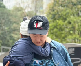 山内健司、家族でカラオケ満喫！“青の六号Tシャツ”＆LEEの激レアカバーオール姿にも注目！