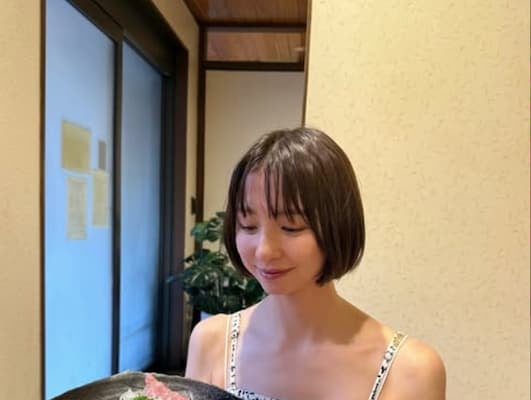 篠田麻里子が「美味しそうな物が沢山」のオフショットを投稿！