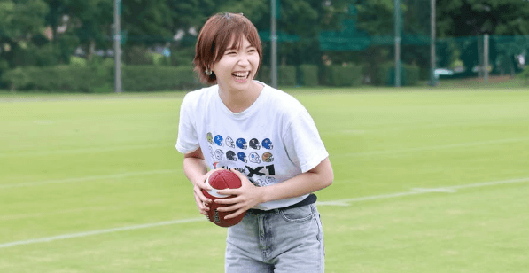 「可愛い、スポーツが似合う」美女スポーツモデル、クールビューティーな”アメフト・ショット”にファン白熱！