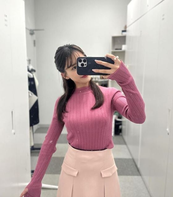『素直なポンコツ』テレ東・松澤亜海アナ、ニットトップス自撮りショットが可愛すぎると話題！