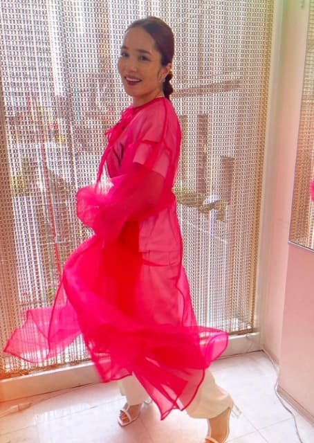 お笑い芸人 平野ノラ 真っピンクな衣装を公開！