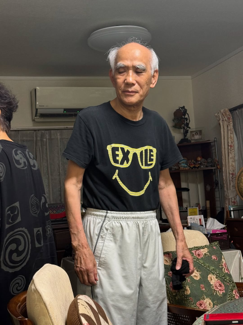 「父親のTシャツが◯◯◯◯◯」実家帰省のはなわ、イケてるお父様の写真が話題に！