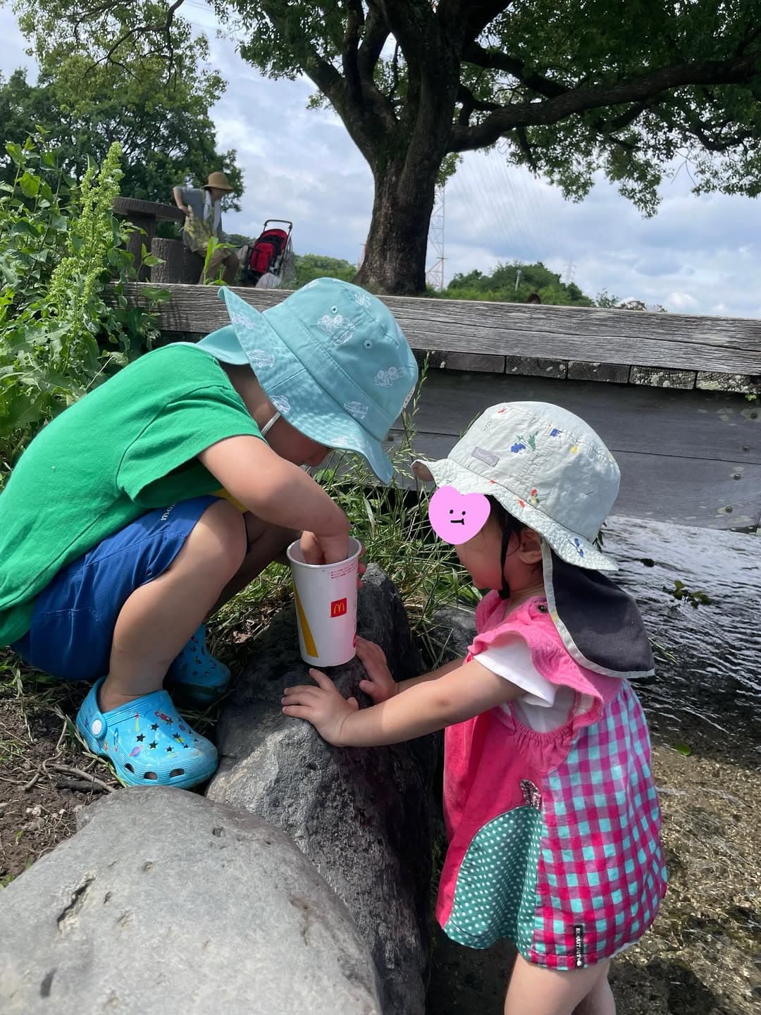 竹内由恵、子どもたちと今年初の川遊び！ 浜松の綺麗な水に心癒される週末