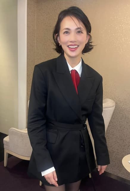 臼田あさ美が美しいショートパンツスタイルの舞台挨拶衣装を公開！ファンを魅了