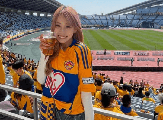 「勝利の女神！」サッカー美女子、スタジアム内の美ショットがキュートすぎと反響！ベガルタファン歓喜「可愛いが限界を超えてる」