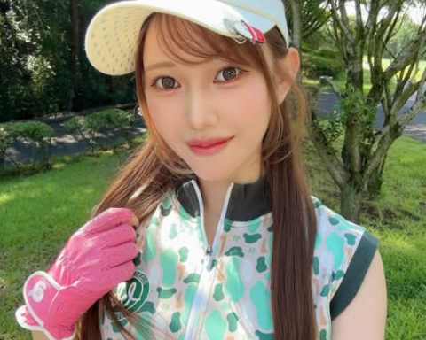 「かわいいですヨ！」ゴルフ美女子、エメラルドウェアの”神秘・ときめきショット”を披露！ファン「はい、今日も可愛い」とうっとり状態