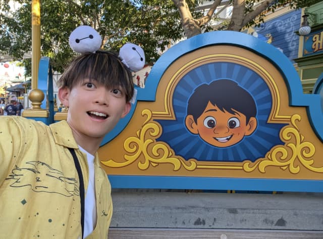 「めっちゃ似てる子いた！！！」松丸亮吾のそっくりイラストがアメリカのディズニーに！？