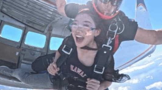 「ついに舞空術で飛んだんだね」美女ゴルファーの激烈スカイダイビング！ビーチショットも披露でファン歓喜「カワイイし凄すぎ」