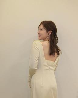 “リアル女神様” 美人女優の美背中にファン釘付け 大胆ドレスで登場