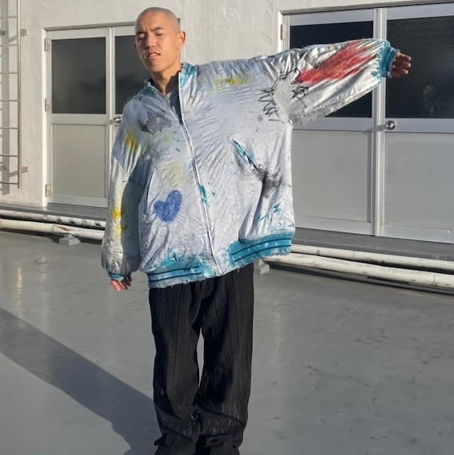 四千頭身・都築、スカジャンを着用したオフショットにいいね殺到！