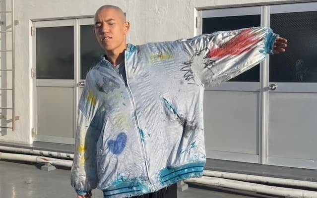 四千頭身・都築、スカジャンを着用したオフショットにいいね殺到！