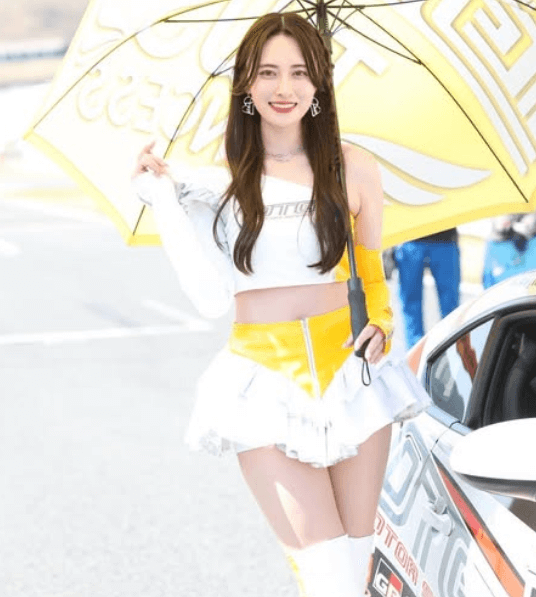 可愛すぎる」高身長の美女レースクイーン、”イエローミニコスの美