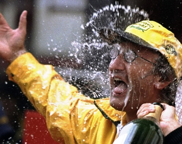 伝説の1-2フィニッシュ再び！ジョーダンがF1史に刻んだ“奇跡の勝利”とは？涙のEJ追悼も話題に