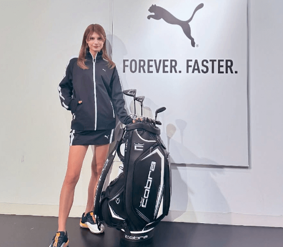 「スタイル抜群！」マギー、ミニ丈ゴルフウェアで登場！”アメージング・美脚”にファン虜に「LOVEです」