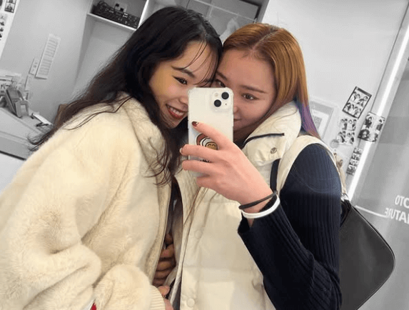 「二人の関係が気になってしまう…」新体操界のフェアリー、美女と頬も重ねる”アツアツ・2ショットにファン見惚れる