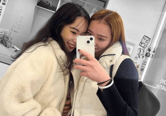 「二人の関係が気になってしまう…」新体操界のフェアリー、美女と頬も重ねる”アツアツ・2ショットにファン見惚れる