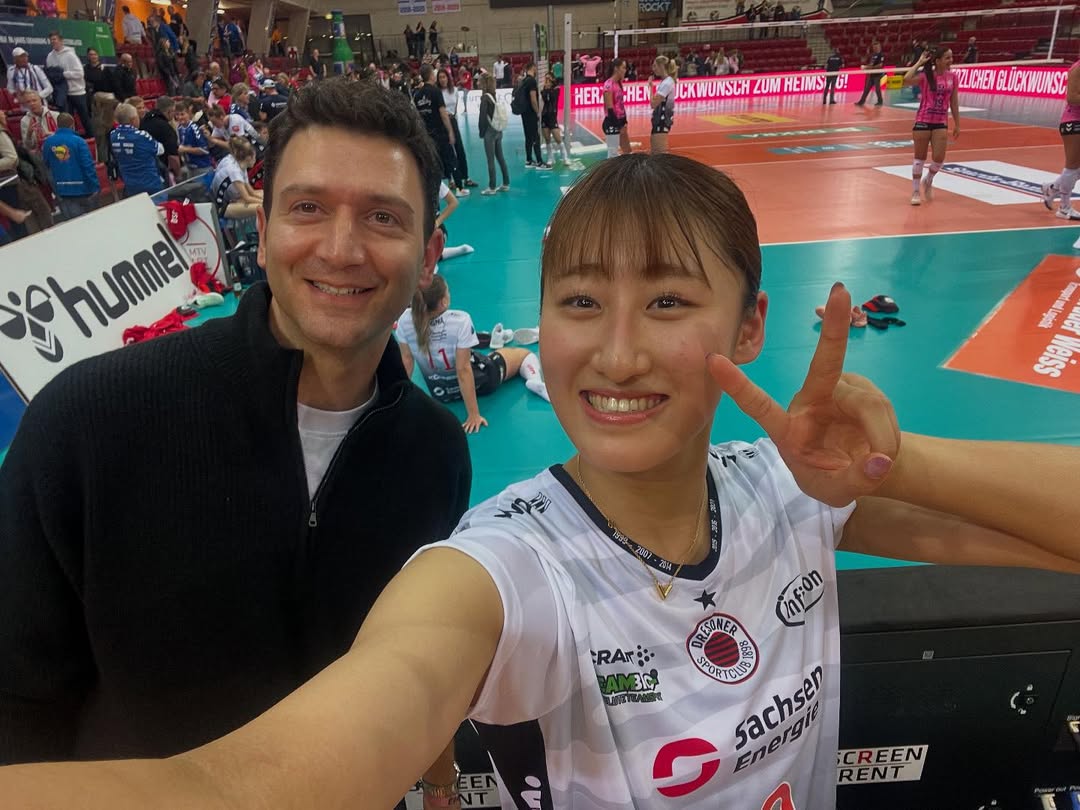 バレー女子日本代表HCが秋本美空と笑顔の2ショット、ドイツでの挑戦にエール