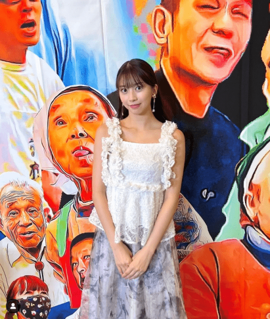 牧野真莉愛「美デコルテ」あらわのキャミソールでにっこり