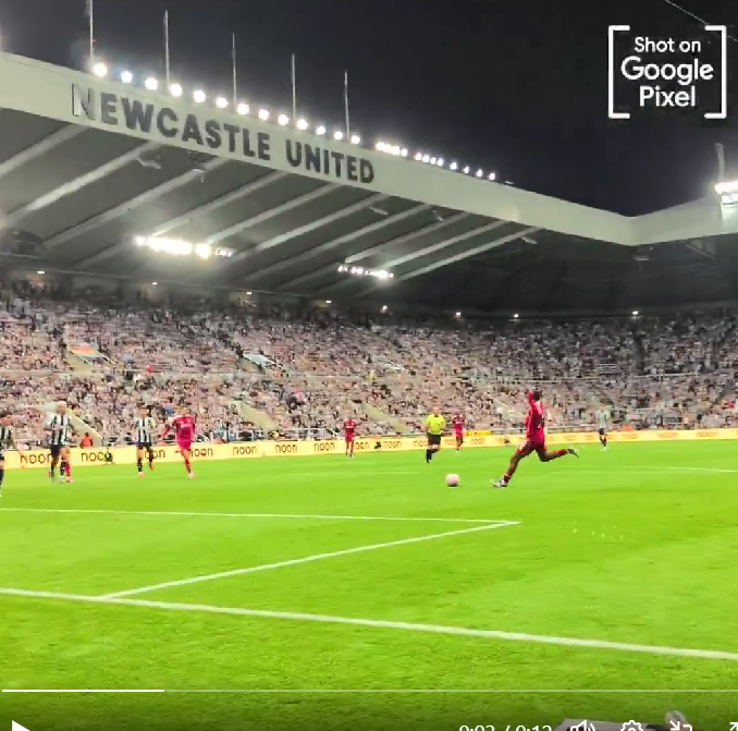 リヴァプールの新星、リオ・ングモハがプレミアリーグデビュー戦で劇的決勝ゴール！