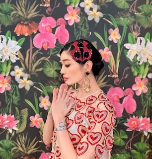 本名公開で話題の女性タレント まさかのコンセプトのド派手ドレスで登場「衣装がものすごく素敵」