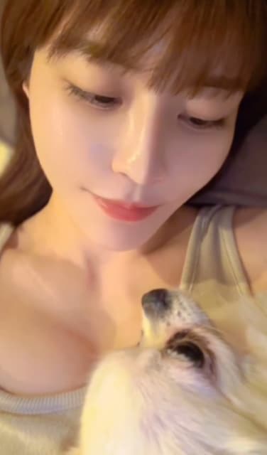 「イッヌと変わりたい」グラドル・岸明日香の胸にダイブする犬に嫉妬民続出！？